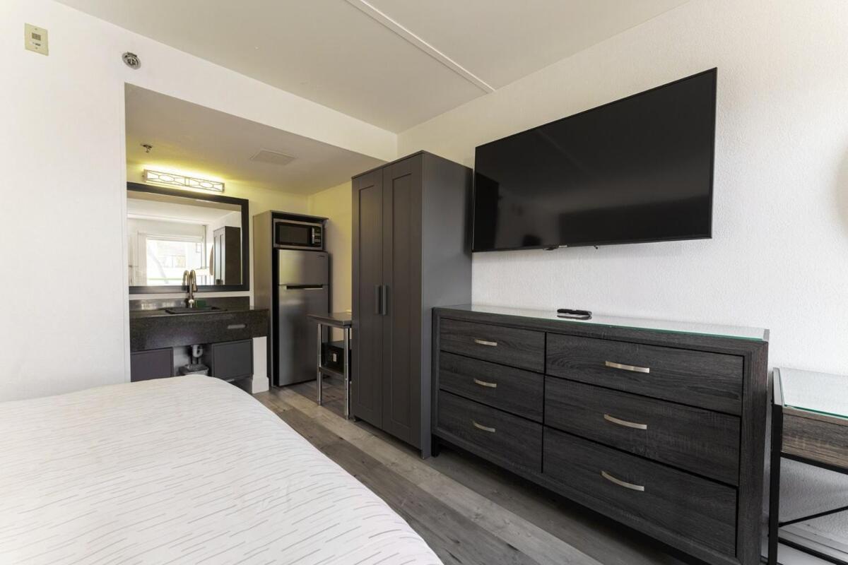 North Studio, Gated Patio *
